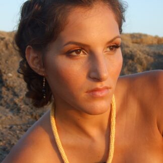 שרשרת צינור צהובה עם חרוזים שחורים